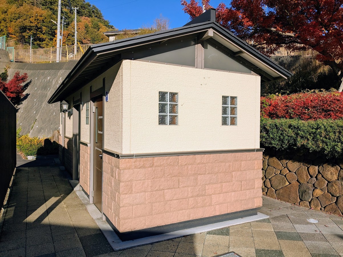 甲斐大和駅バス停のトイレ