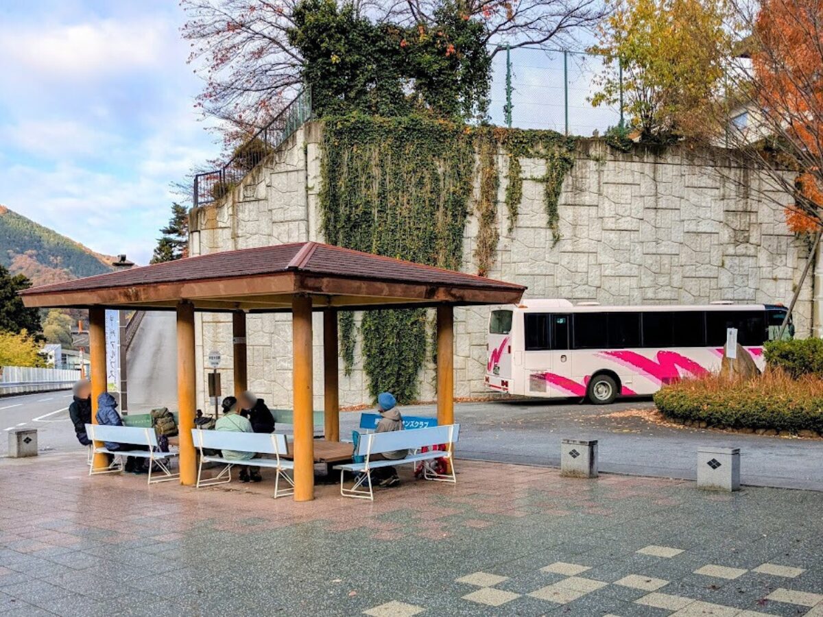 甲斐大和駅バス停の様子