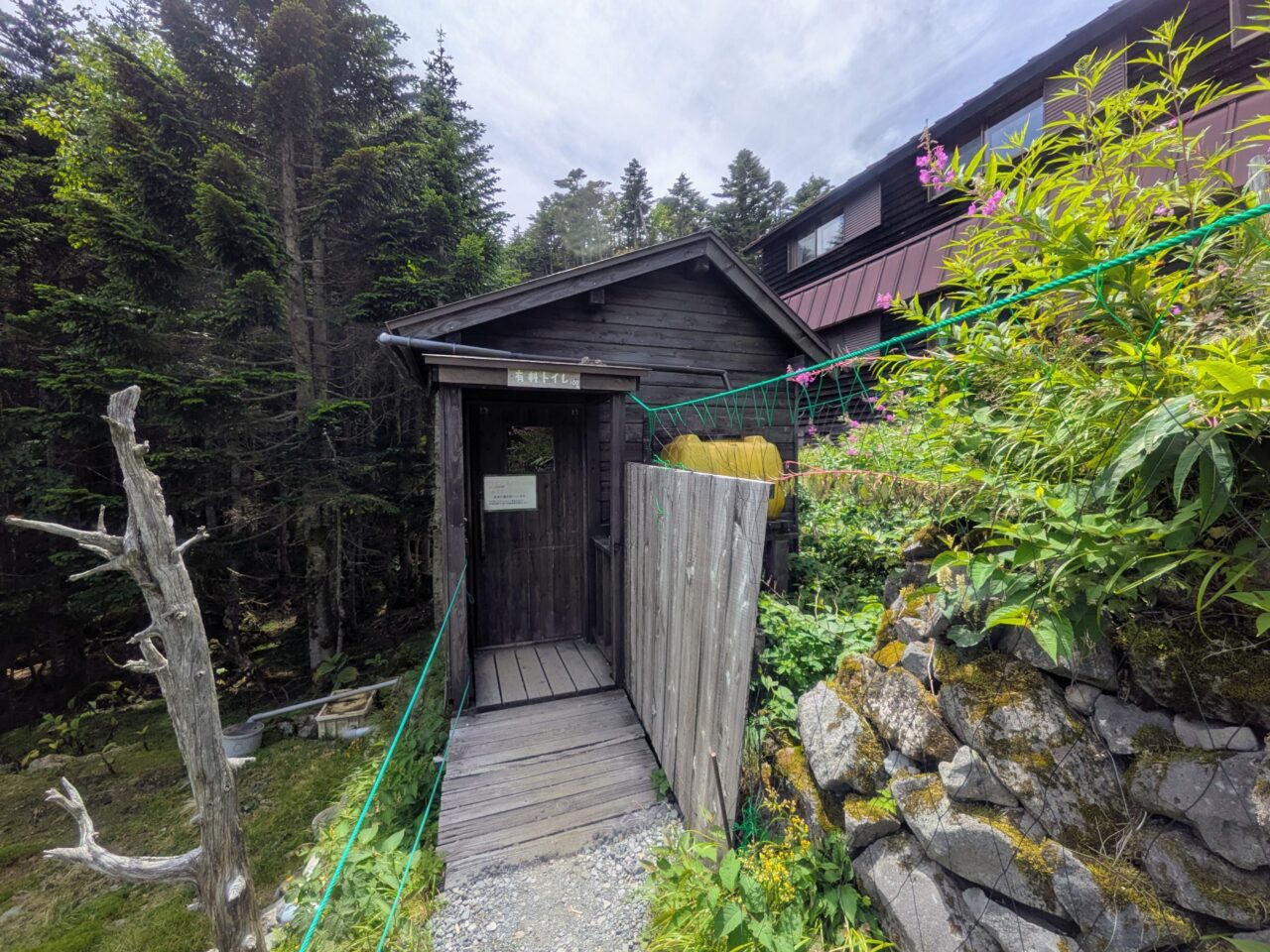 北横岳ヒュッテ横のトイレ