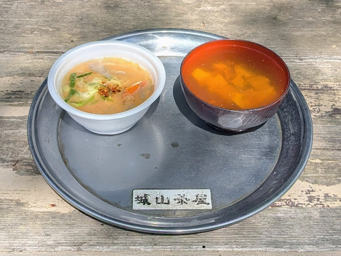 城山茶屋のなめこ汁ともつ煮